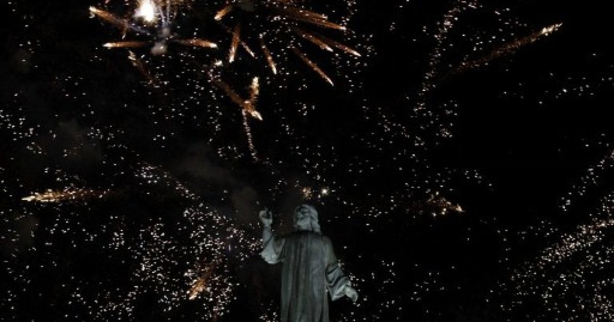 Сальвадор, Сан-Сальвадор. Яскравий феєрверк біля статуї Спасителя світу влаштували під час святкування двохсотріччя незалежності країни у Сан-Сальвадорі. / © AFP