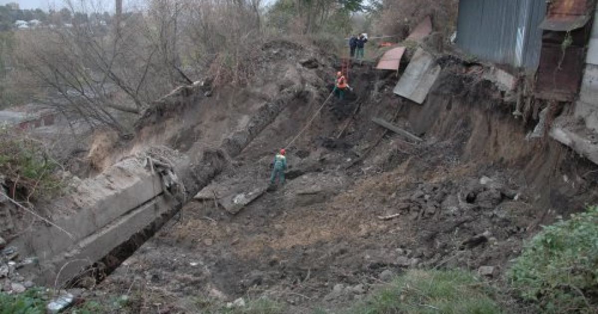 У Дніпрі зсув грунту розтрощив десятки гаражів та пошкодив підземний водопровід. / © УНІАН
