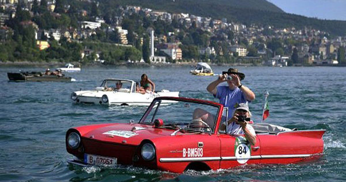 26-ий зліт власників автомобілів-амфібій на озері Невшатель у Швейцарії / © AFP