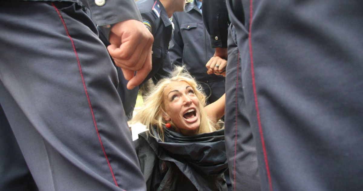 На День Незалежності жіночий рух FEMEN провів в центрі Києва топлес-акцію "День залежності" / © Жіночий рух FEMEN