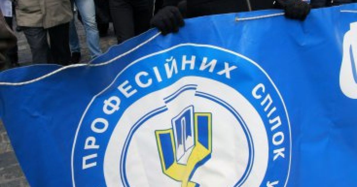 Кілька тисяч людей взяли участь у мітингу та марші протесту проти бідності, який організували Федерація профспілок України спільно з громадськими організаціями / © УНІАН