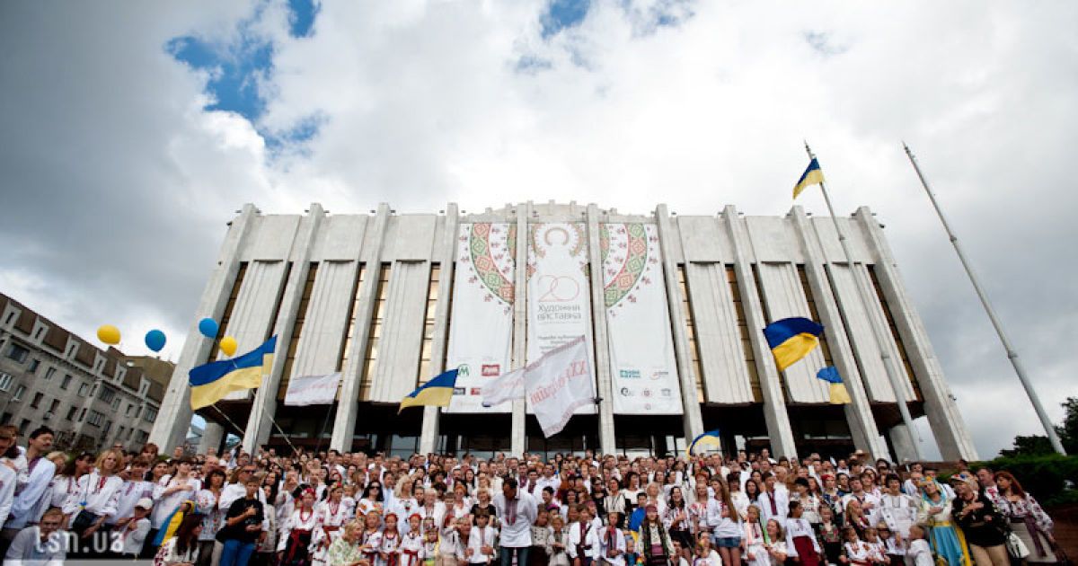 Учасники параду під час святкування зробили найбільшу в світі фотографію людей у вишиванках, на якій зображено понад 200 осіб.
