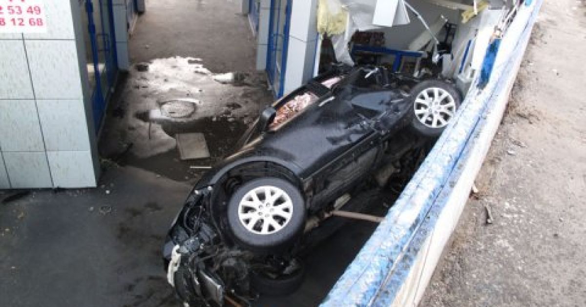 У Києві на з'їзді з Кільцевої іномарка злетіла в повітря і впала на людей.