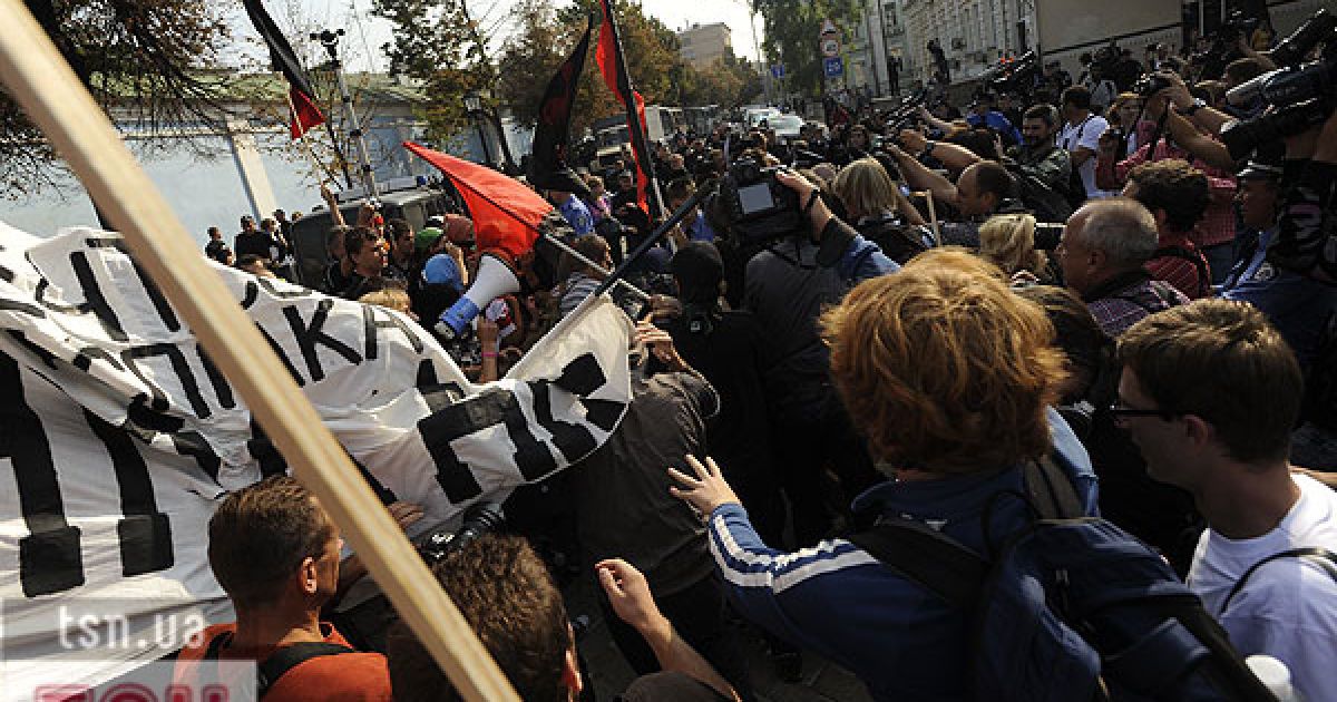 Близько 100 студентів провели мітинг проти політики Міносвіти на Європейській площі в Києві.