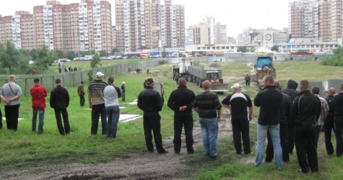 У київському мікрорайоні Троєщина під час акції проти незаконоої забудови на учасників зібрання напали охоронці з будмайданчику.