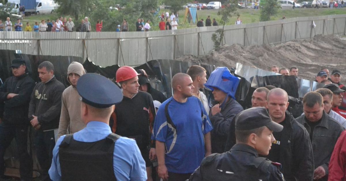 У київському мікрорайоні Троєщина під час зібрання громадян проти незаконної забудови на учасників акції несподівано напали охоронці з будмайданчику.