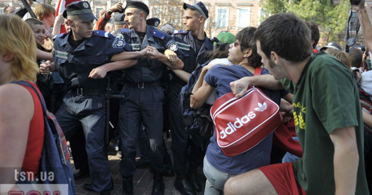 Бійці "Беркута" пакували студентів у автозаки в центрі Києва