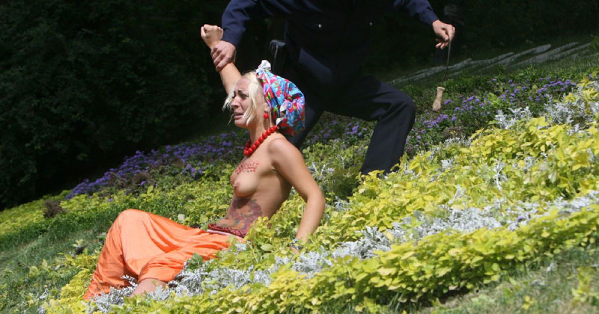 На День Незалежності жіночий рух FEMEN провів в центрі Києва топлес-акцію "День залежності" / © Жіночий рух FEMEN