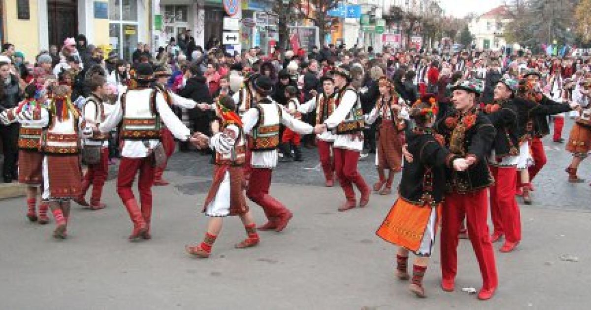 У Коломиї встановили новий рекорд України з масового виконання "коломийки" / © УНІАН