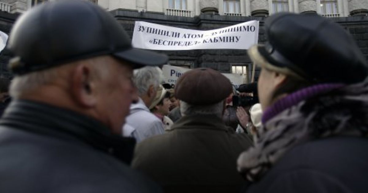 Сотні чорнобильців під Кабміном вимагають підняти їм пенсії / © УНІАН