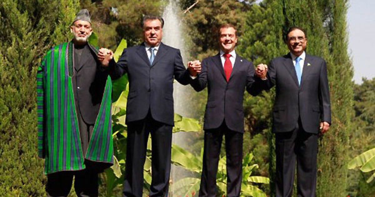 Таджикистан, Душанбе. Президент Афганістану Хамід Карзай, президент Таджикистану Емомалі Рахмон, президент Росії Дмитро Мєдвєдєв і президент Пакистану Асиф Алі Зардарі зустрілись, щоб обговорити питання виведення військ НАТО з Афганістану. / © AFP