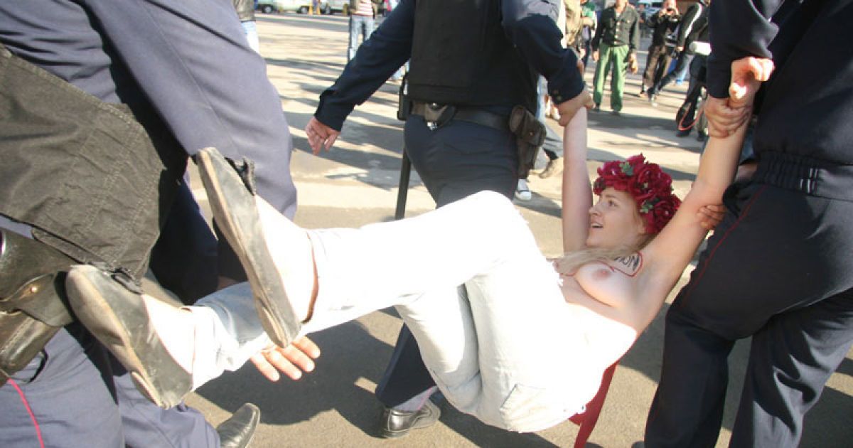 FEMENісток, які влаштували топлес-протест "Євро-угар 2012" проти перетворення України на "Бляділенд", затримала міліція. / © Жіночий рух FEMEN