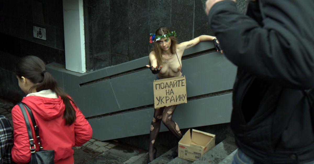 Жіночий рух FEMEN провів топлес-акцію "З миру по крихті - свобода Тимосі!" / © Жіночий рух FEMEN