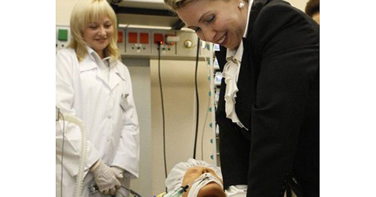 Росія, Москва. Дружина президента Росії Світлана Мєдвєдєва перевіряє роботу тренажера під час візиту до Наукового центру акушерства, гінекології та перинатології імені Кулакова в Москві. / © AFP