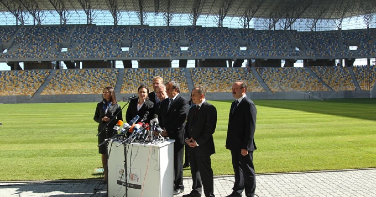 У Львові Мішель Платіні оглянув термінал та аеродром МА "Львів", а також побував на стадіоні, що готується прийняти матчі чемпіонату. / © ukraine2012.gov.ua
