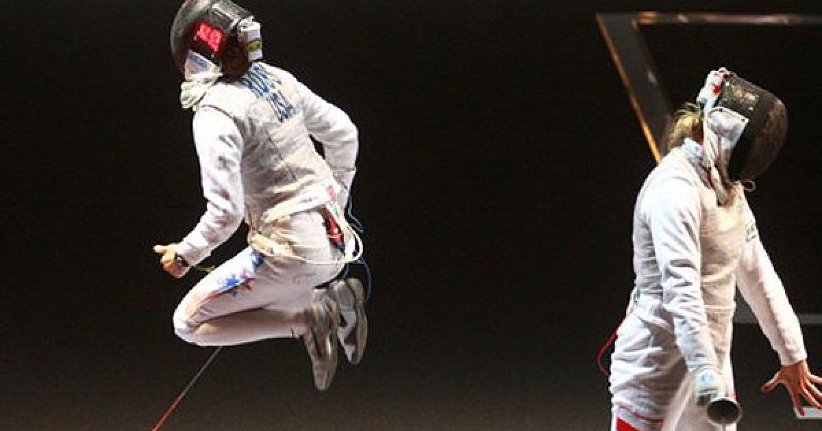 Італія, Катанія. Американська фехтувальниця Ніколь Росс святкує перемогу над польською спортсменкою Сільвією Гручалою під час змагань на рапірах на Чемпіонаті світу з фехтування 2011. / © AFP