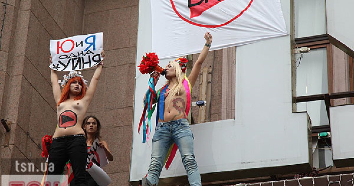 Топлес-акція FEMEN на ЦУМі "Ю и Я - одна уйня"_7