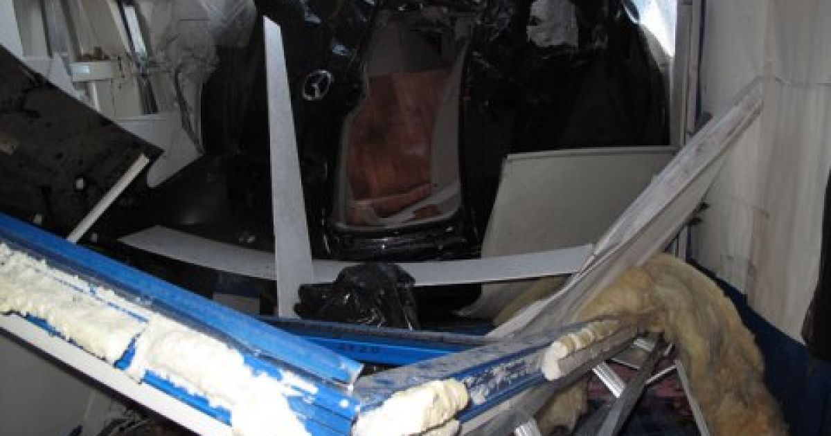 У Києві на з'їзді з Кільцевої іномарка злетіла в повітря і впала на людей. / © Сегодня