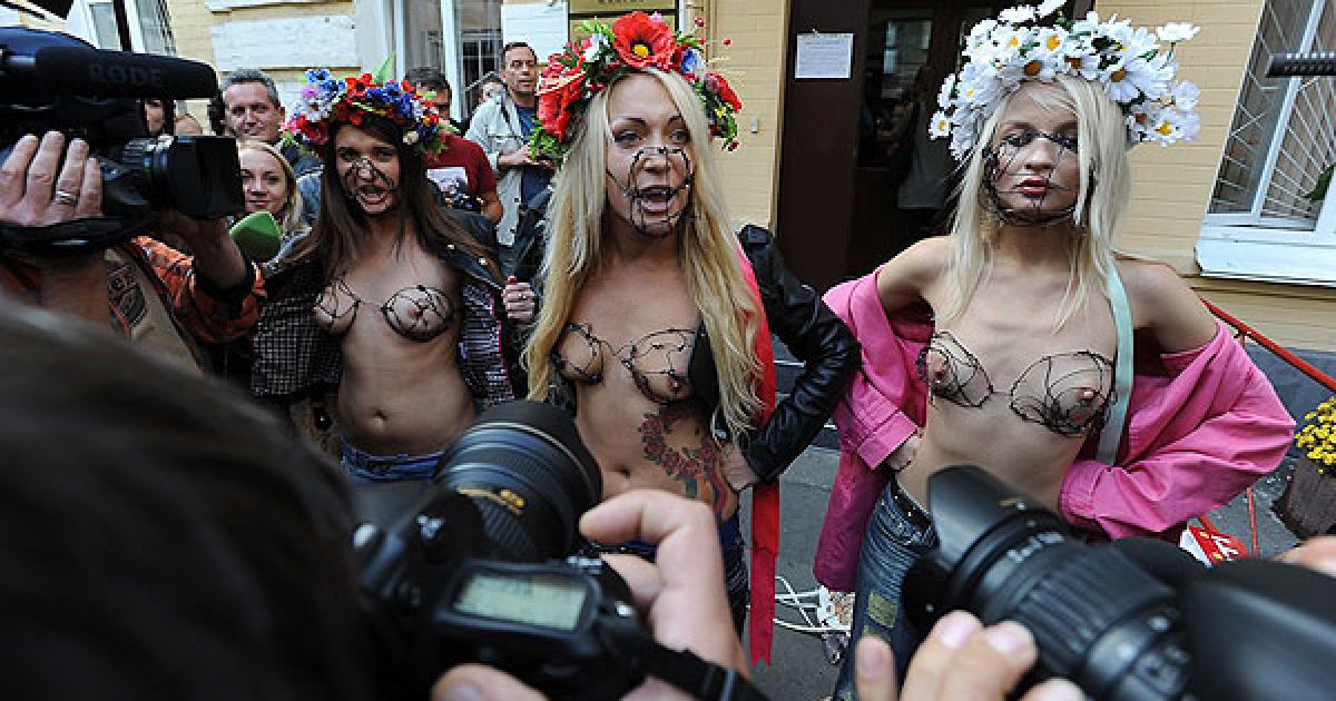 Акція FEMEN "Кусючі цицьки" перед Печерським судом в Києві / © Жіночий рух FEMEN