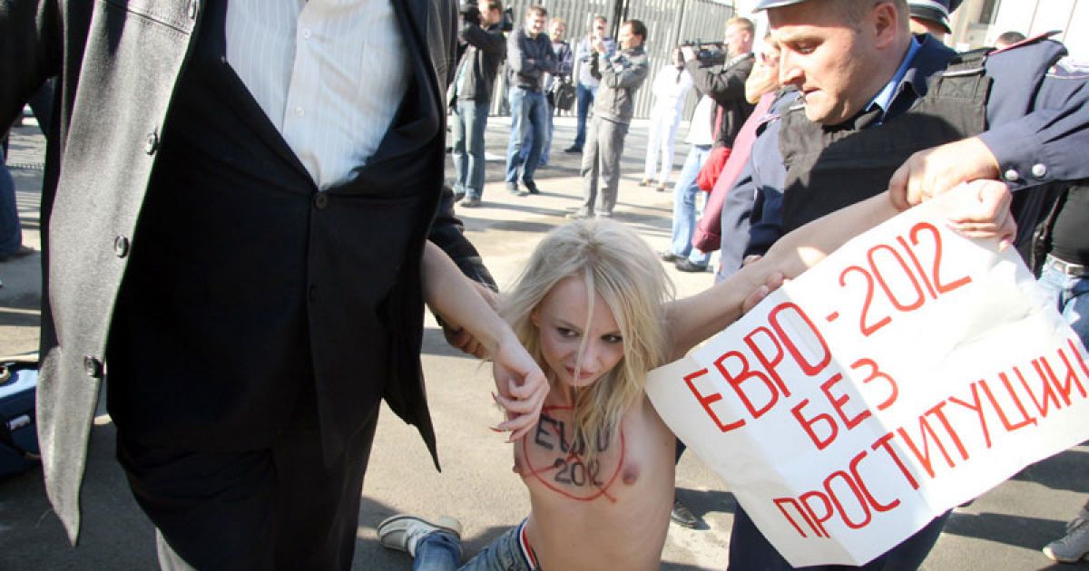 FEMENісток, які влаштували топлес-протест "Євро-угар 2012" проти перетворення України на "Бляділенд", затримала міліція. / © Жіночий рух FEMEN