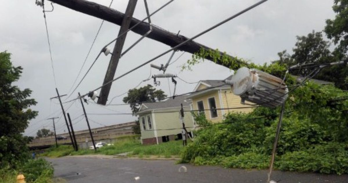 Пориви вітру сягають 130-ти кілометрів за годину