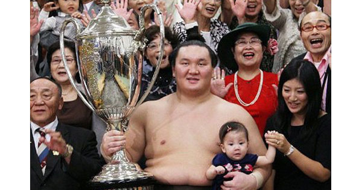 Японія, Токіо. Монгольський гранд-чемпіон з сумо Хакухо тримає Кубок імператора, який він виграв під час Великого осіннього турніру з сумо в Токіо. Хакухо переміг свого співвітчизника Харумафуджі з рахунком 13:2. / © AFP