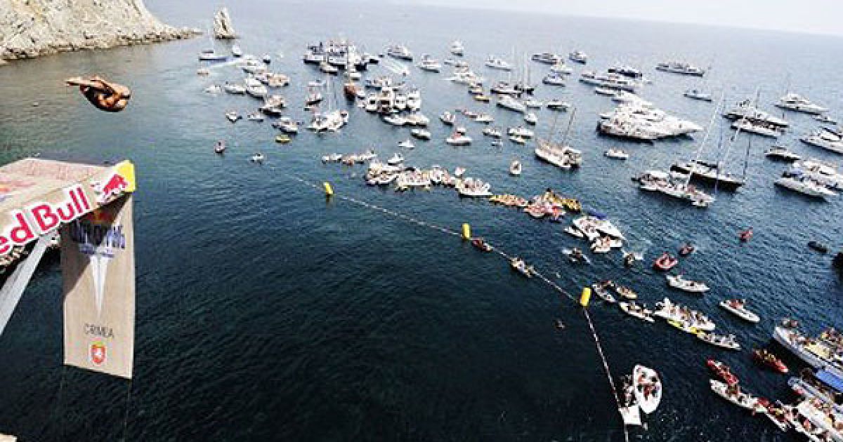 В Ялті вперше провели фінал престижної світової серії Red Bull Cliff Diving 2011. / © AFP