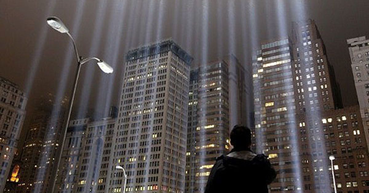 США, Нью-Йорк. Працівник дивиться на струмені світла, з яких встановили меморіал жертвам терористичних атак 11 вересня в Нью-Йорку. Меморіал складається з 88 потужних 7000 Вт прожекторів, які закріпили на місці Всесвітнього торгового центру.