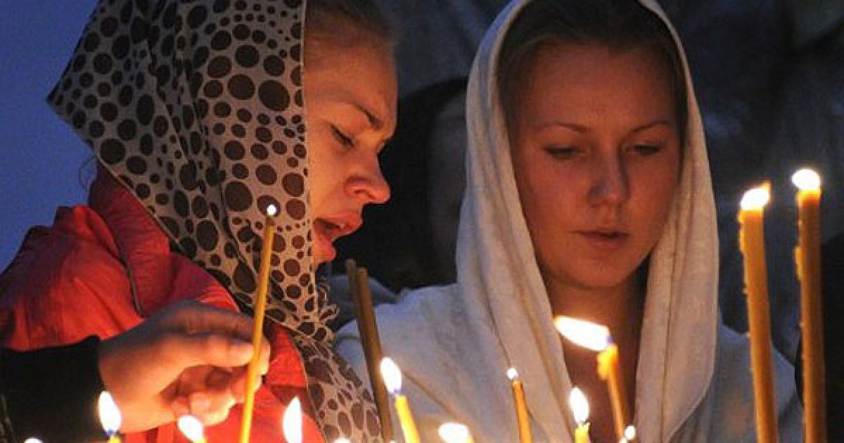 Сотні людей в Ярославлі приносять квіти та запалені свічки до стадіону "Арена-2000", на якому тренувалась команда. / © AFP