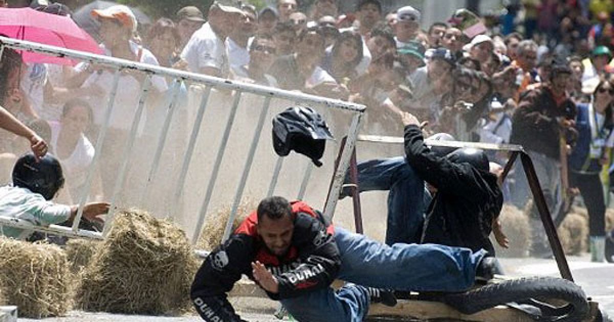 В колумбійському місті Медельїн провели 23-ті перегони на тарантасах "Roller Cart". / © AFP