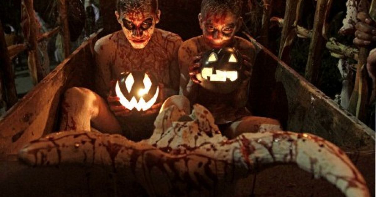 Сальвадор, Тонакатепеке. Учасники параду "La Calabiuza", який провели напередодні Дня Мертвих поблизу Сан-Сальвадору. Під час свята місцеві жителі згадують героїв "доколумбової" міфології та своїх померлих родичів.