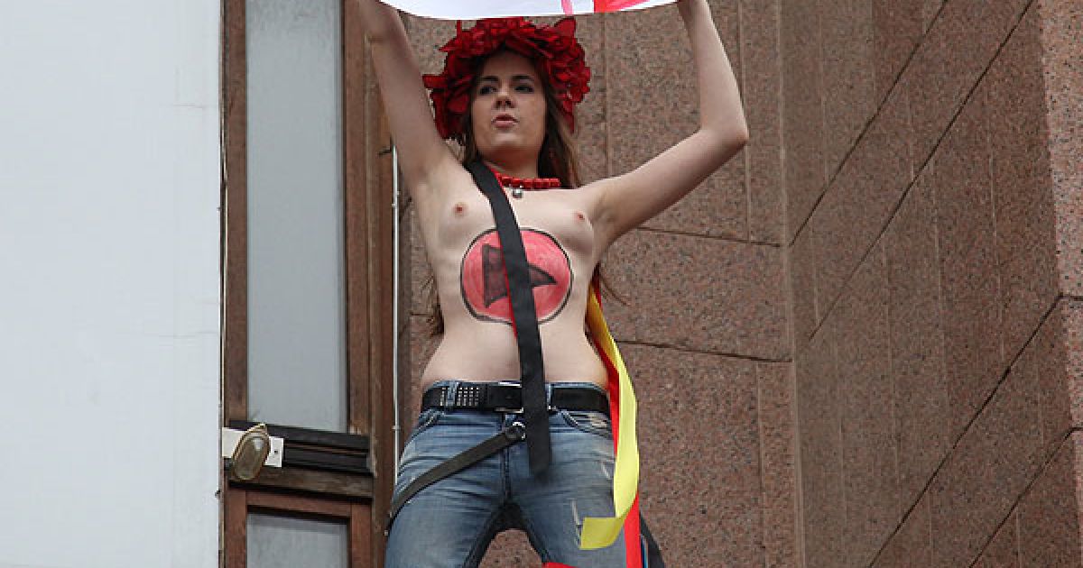 Топлес-акція FEMEN на ЦУМі "Ю и Я - одна уйня"_8