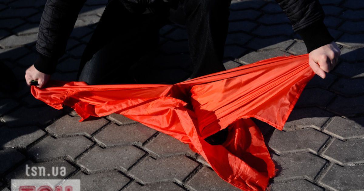В Києві на святкуваннях з нагоди 94-ої річниці Жовтневої революції сталося кілька бійок між комуністами і "свободівцями".