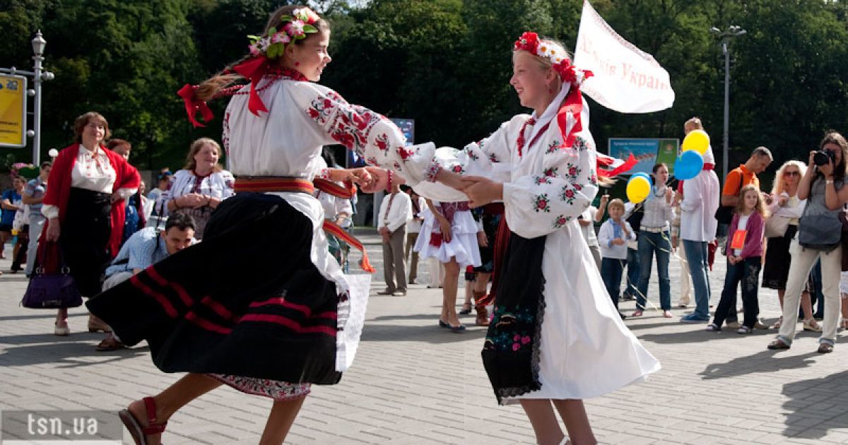 На Європейській площі в Києві з нагоди 20-річчя Незалежності України відбувся парад вишиванок.