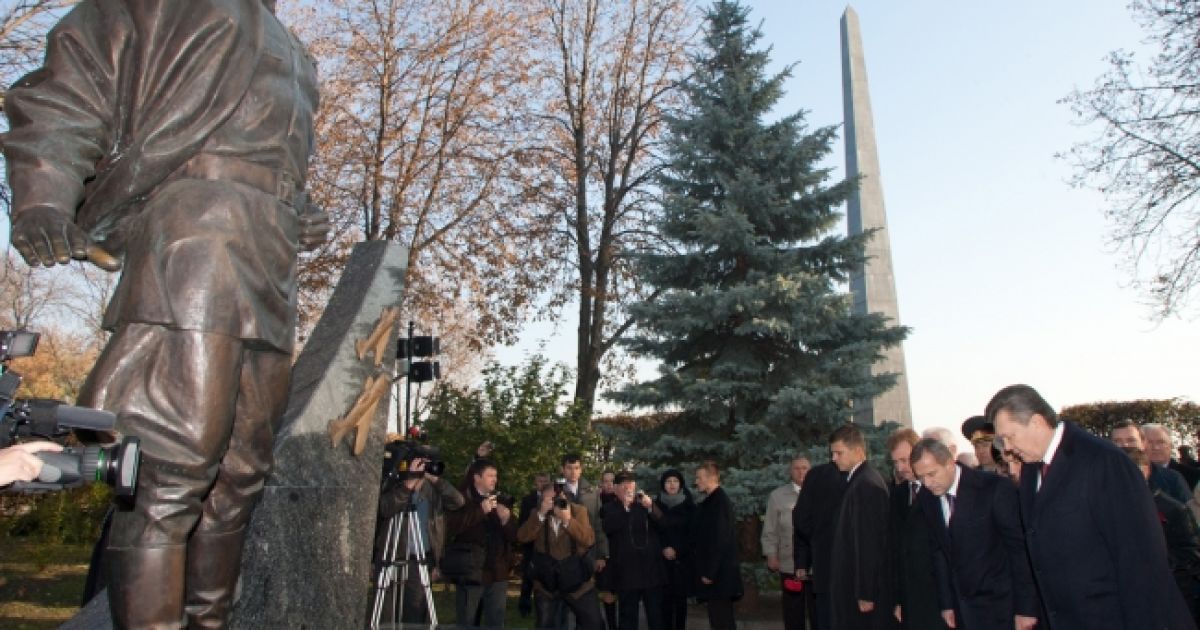 Президент України, крім того, поклав квіти до пам&rsquo;ятника тричі Герою Радянського Союзу Івану Кожедубу. / © President.gov.ua