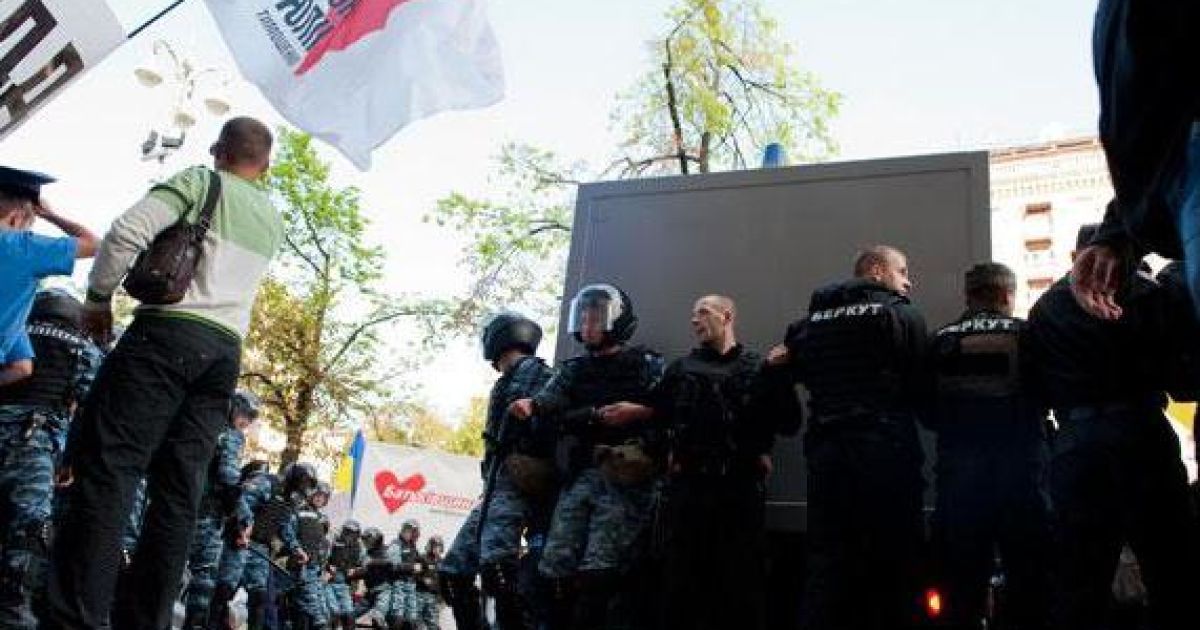 Під Печерським судом між прихильниками Тимошенко та беркутівцями виникла бійка / © Цензор.нет