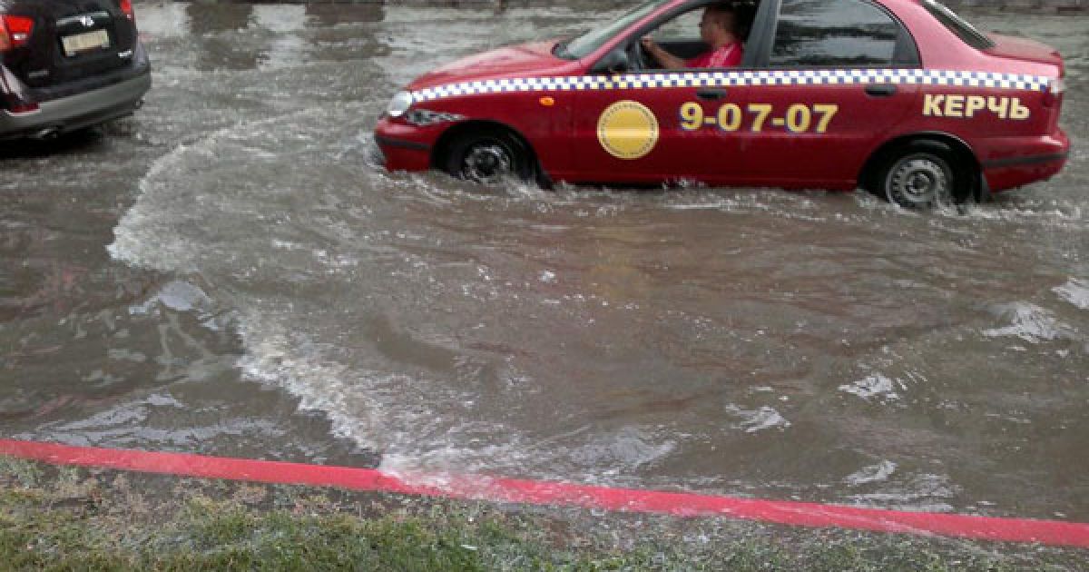 На кримьске місто Керч обрушилися дві потужні зливи з градом, а над Керченською протокою пронісся смерч. / © kerch.fm