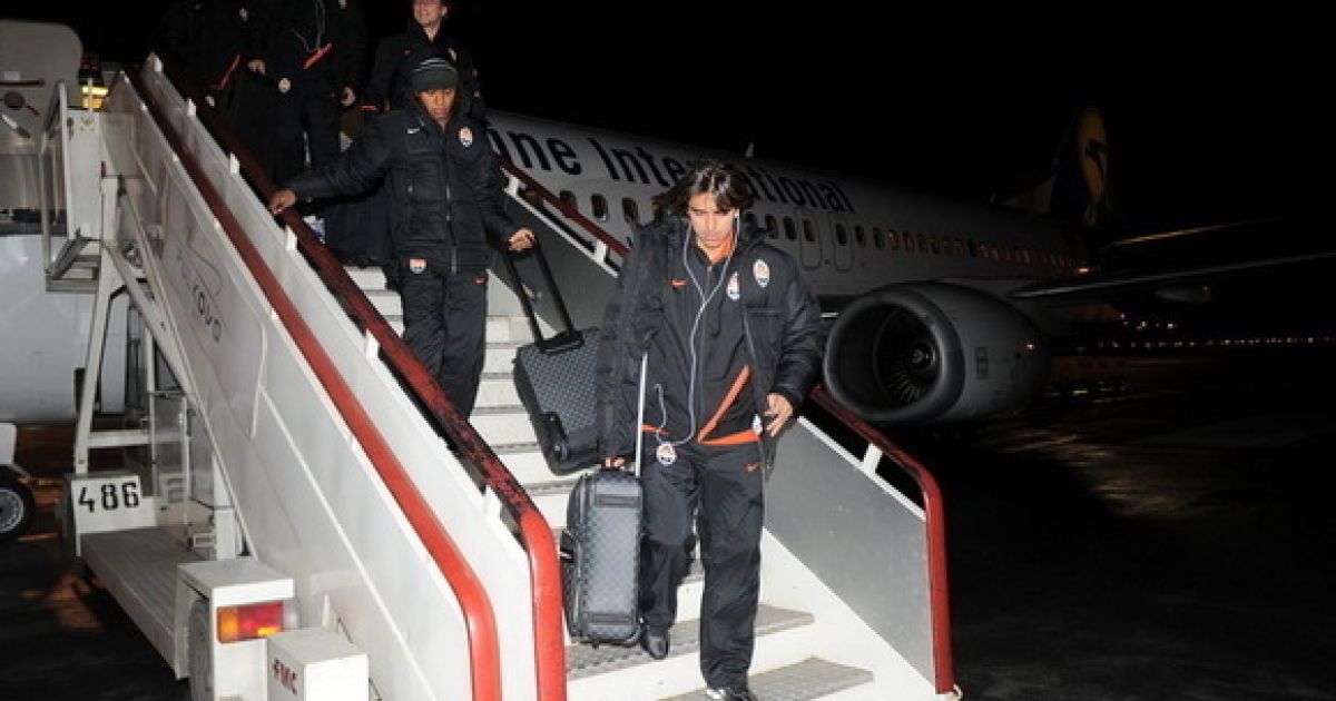 Донеччани спускаються по трапу літака