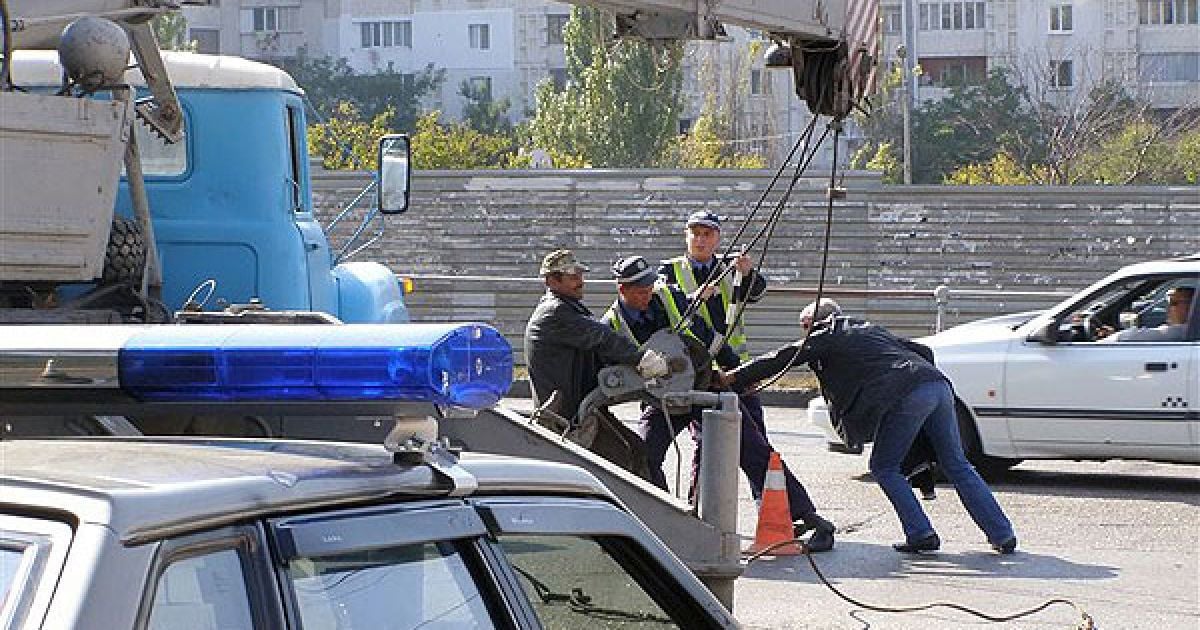 У Севастополі стріла крана впала на дах маршрутки / © sevnews.info