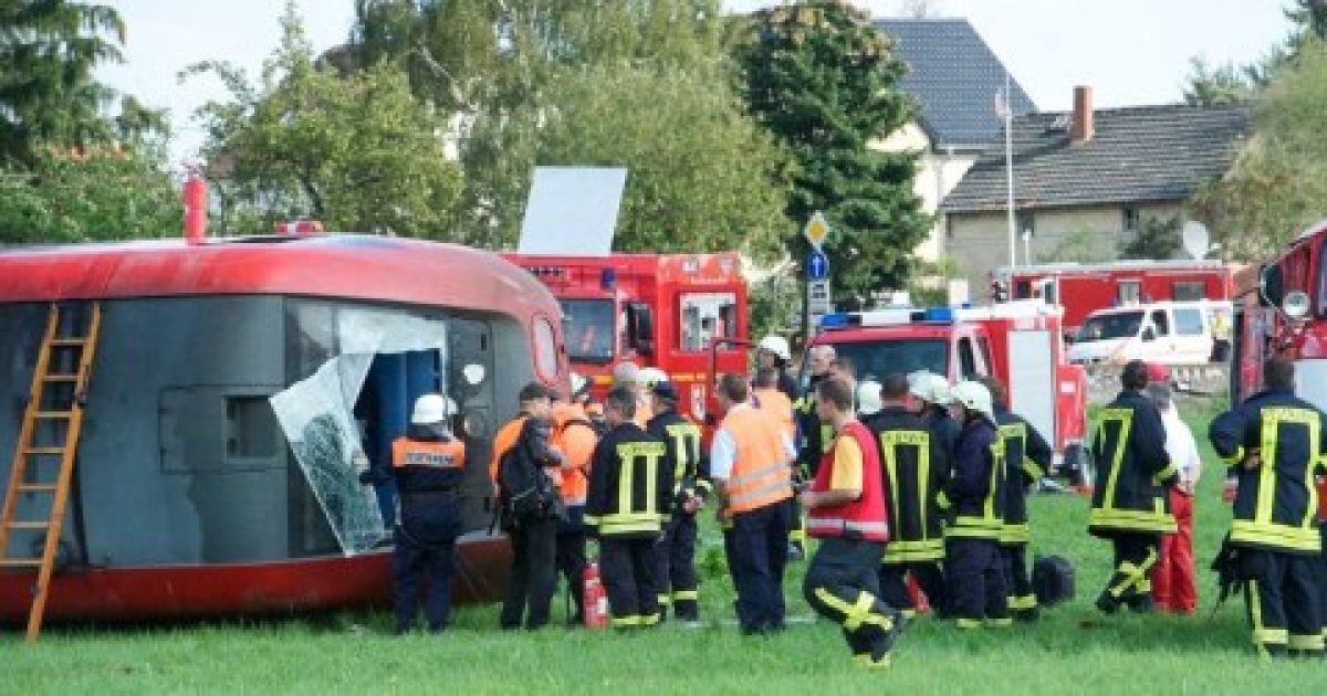 У Німеччині на залізничному переїзді потяг врізався в легковик, який залишився на шляхах після ДТП. / © AFP