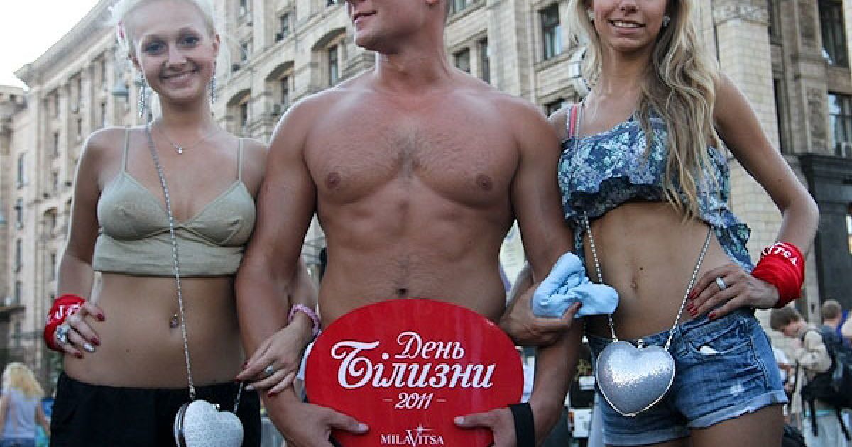 Півсотні дівчат та хлопців у спідньому пройшли Хрещатиком з нагоди Дня нижньої білизни. / © gazeta.ua