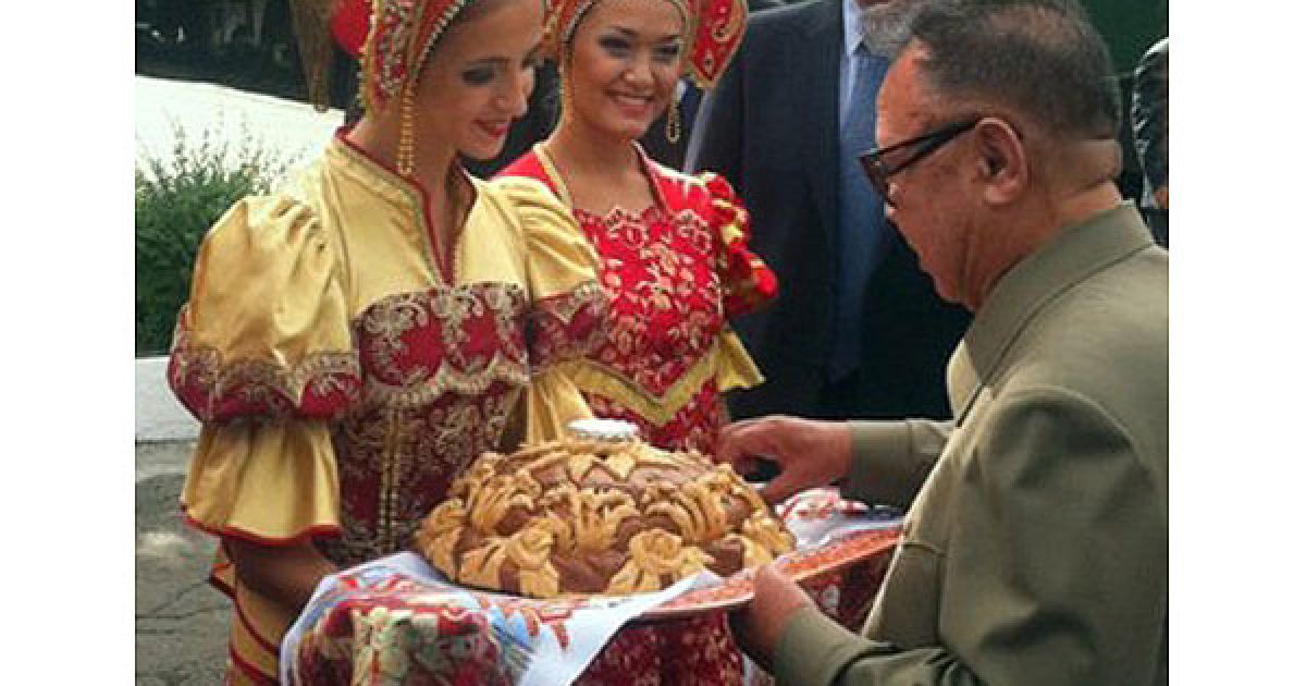 Росія. Жінки в традиційних російських костюмах вітають лідера Північної Кореї Кім Чен Іра, який прибув до РФ, щоб зустрітися з президентом Дмитром Мєдвєдєвим. Кім Чен Ір подорожує у власному броньованому поїзді. / © AFP