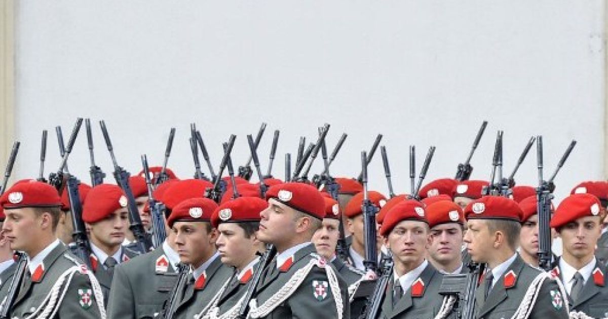 Австрія, Відень. Члени австрійської почесної варти готуються до зустрічі президента Китаю Ху Цзіньтао у дворі палацу Хофбург. Ху Цзіньтао почав офіційний дводенний візит до Австрії. / © AFP
