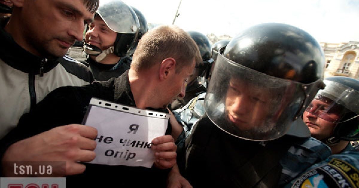 Спецназ силою не дав прихильникам Тимошенко встановити намети навпроти Печерського суду на Хрещатику.