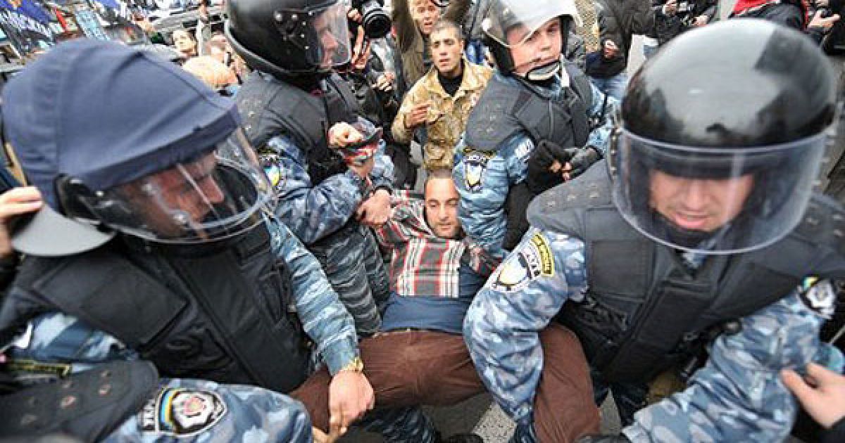 Україна, Київ. Співробітники ОМОНу затримують прихильників екс-прем&#039;єрки Юлії Тимошенко під час акції на її підтримку за межами Печерського районного суду в Києві. Український суд визнав Тимошенко винною та оголосив вирок: сім років позбавлення волі та виплата компенсації "Нафтогазу". / © AFP