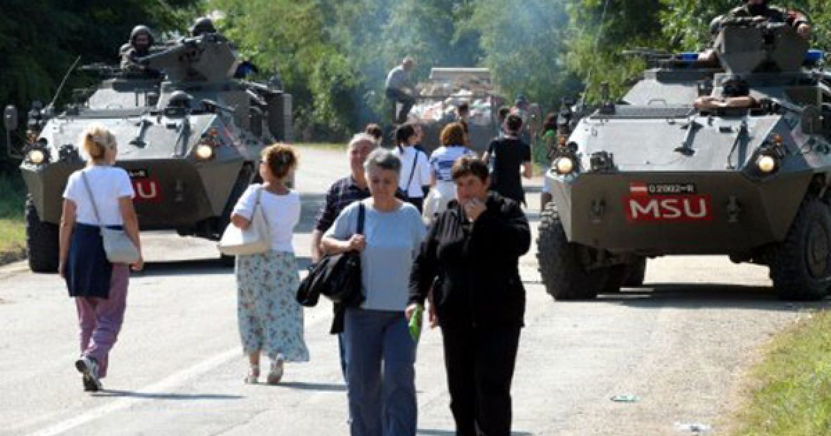Сербія, Рударе. Жінки проходять через блокпост поблизу Рударе, сербського містечка на півночі Косова. За кілька днів до серсьбо-косовскього кордону має прибути миротворчий контингент з Німеччини для попередження можливих масових заворушень. / © AFP