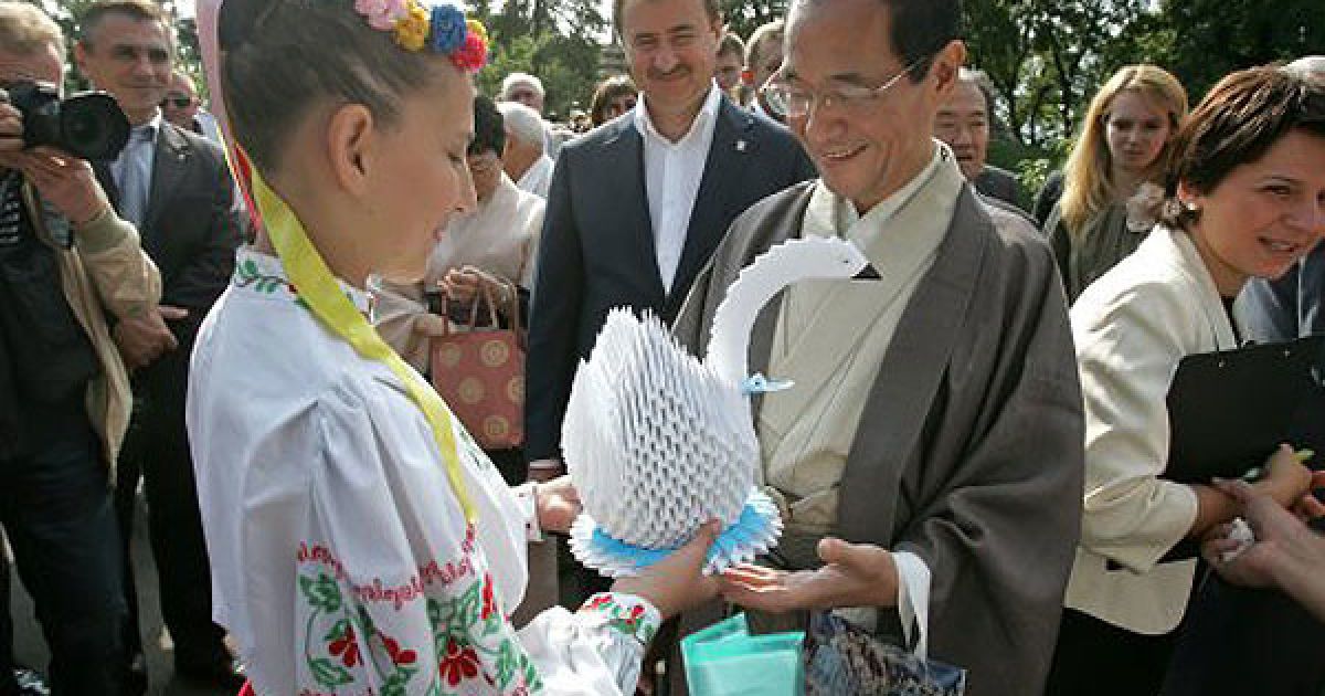 В Києві провели Дні Кіото, в рамках яких у київському парку Кіото було висаджено алею сакур довжиною майже 2 кілометри. / © УНІАН