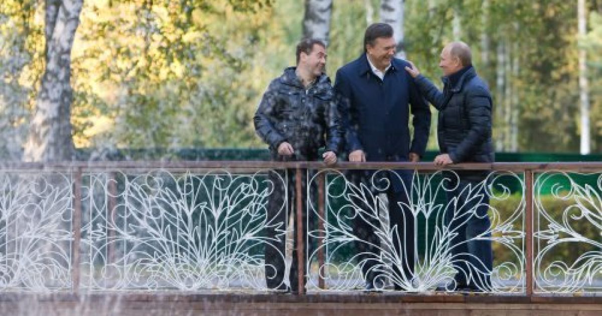 Після переговорів у приміщенні лідери країн зробили коротку прогулянку парком / © УНІАН