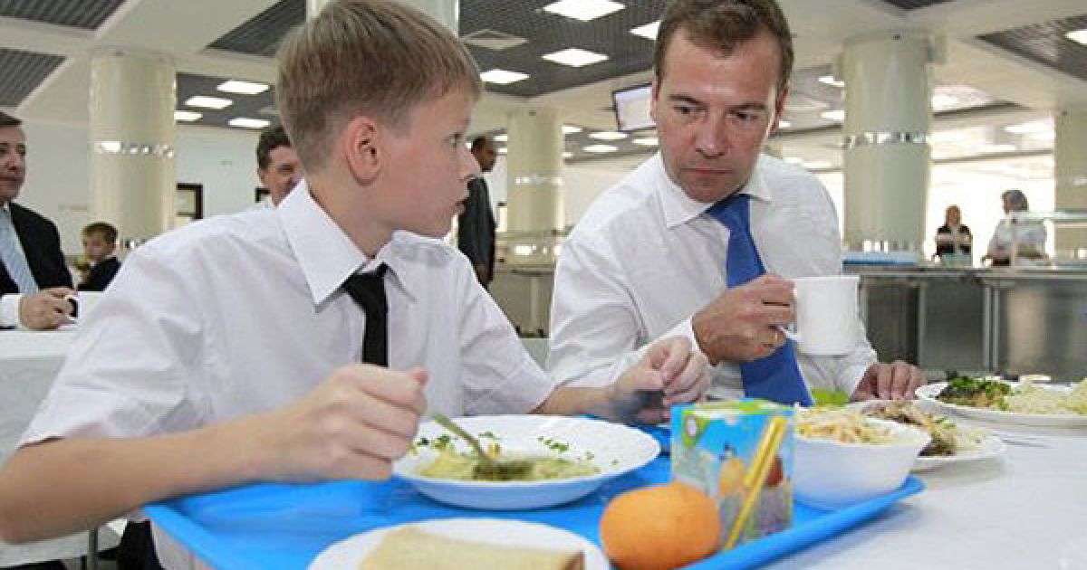 Росія, Ставрополь. Президент Росії Дмитро Мєдвєдєв та кадет обідають у їдальні під час візиту президента на відкриття кадетського училища у Ставрополі. / © AFP