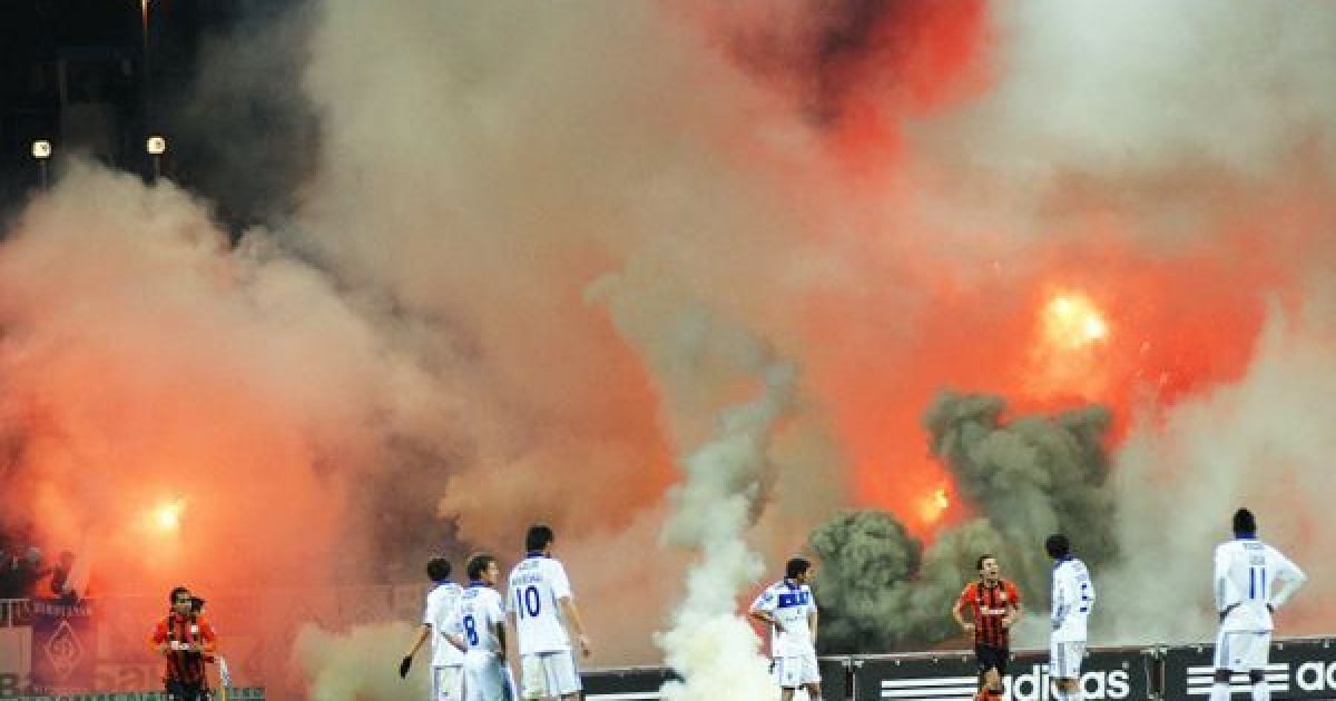 Піротехнічне шоу фанатів київського "Динамо" під час матчу проти донецького "Шахтаря".